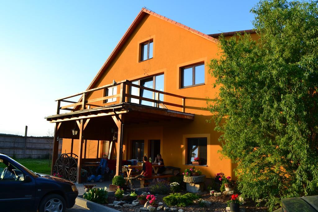Penzion Eqilon Hotel Mělník Buitenkant foto